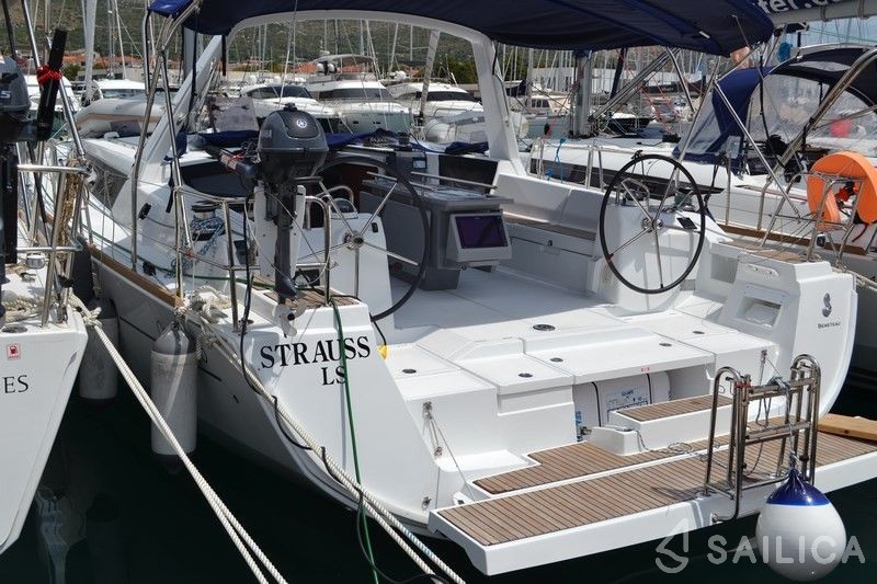 Oceanis 45 - Yacht Charter Sailica
