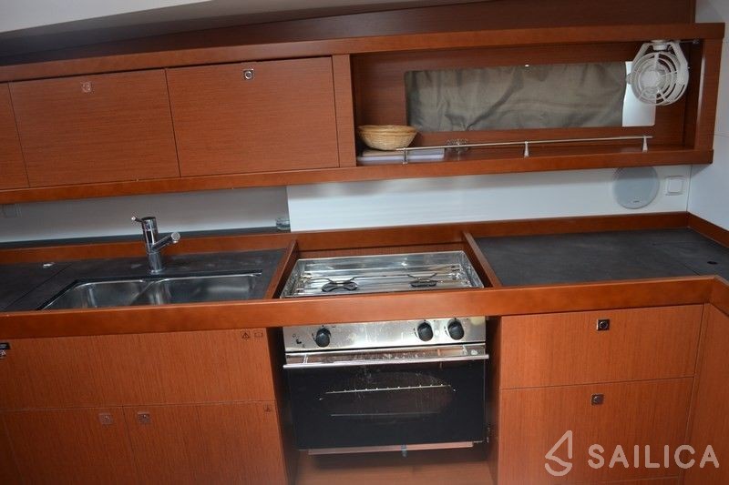 Oceanis 45 - Yacht Charter Sailica