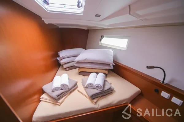 Oceanis 45 - Yacht Charter Sailica