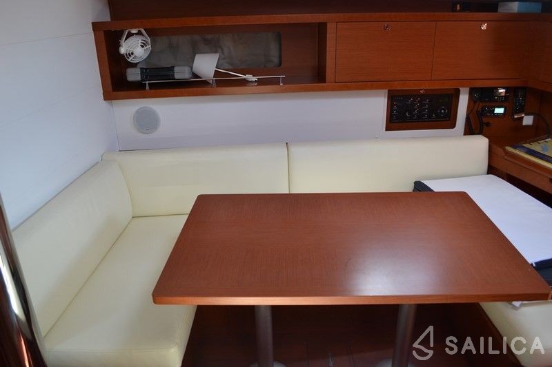 Oceanis 45 - Yacht Charter Sailica