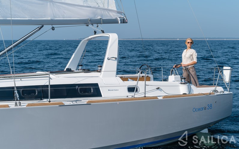 Oceanis 38 - Yacht Charter Sailica