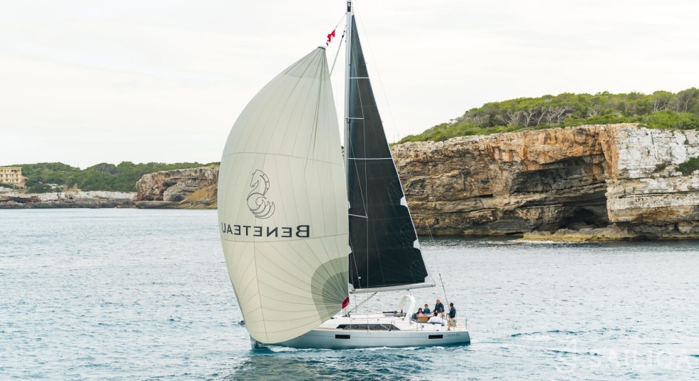 Oceanis 41.1 - Yacht Charter Sailica