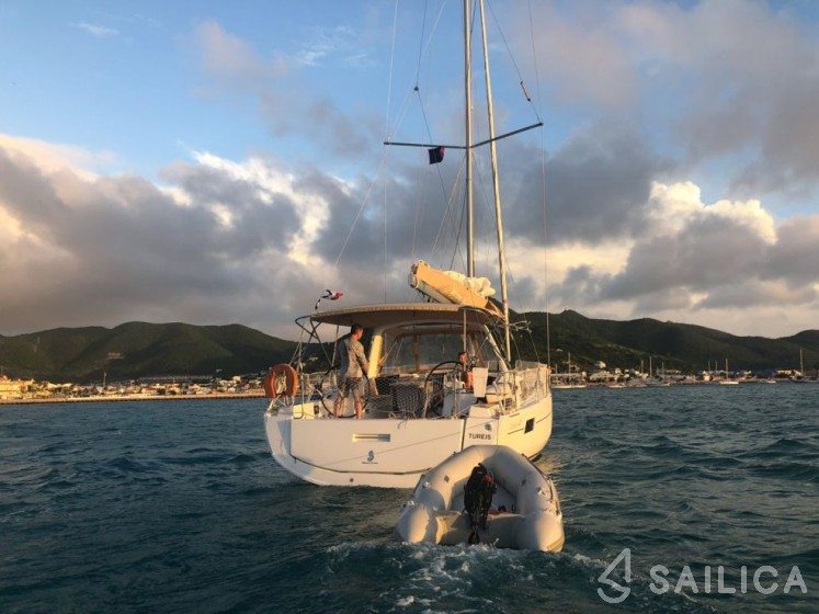 Oceanis 41.1 - Yacht Charter Sailica