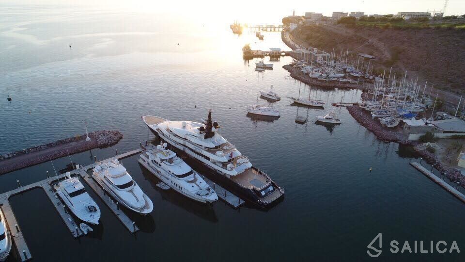Lagoon 450  Flybridge - Yacht Charter Sailica