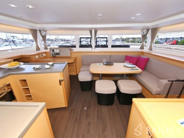 Lagoon 450  Flybridge - Yacht Charter Sailica