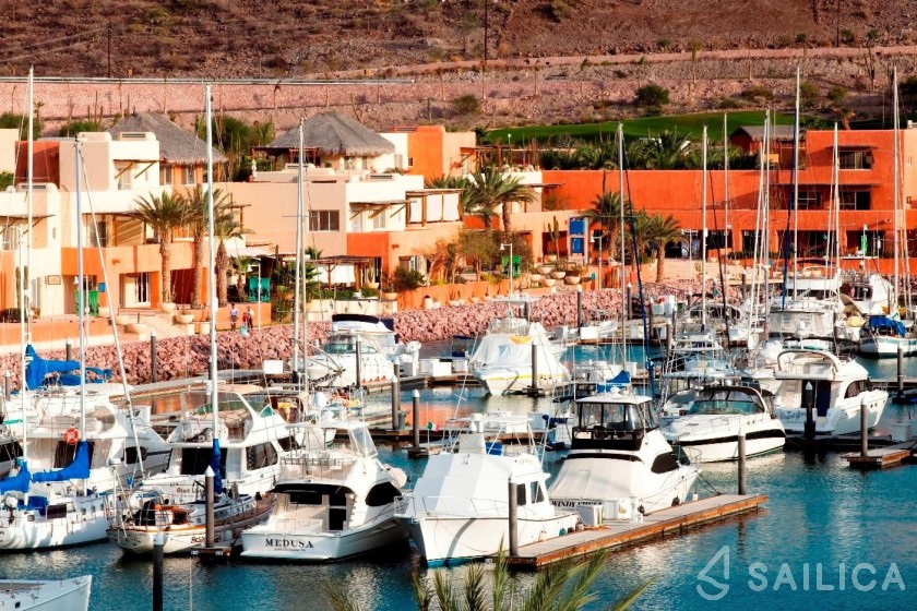 Lagoon 450  Flybridge - Yacht Charter Sailica