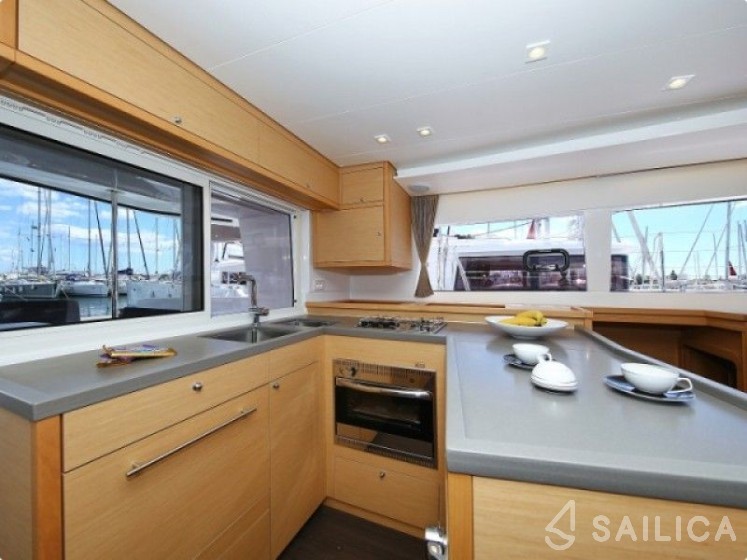 Lagoon 450  Flybridge - Yacht Charter Sailica