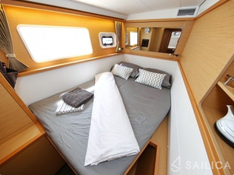 Lagoon 450  Flybridge - Yacht Charter Sailica