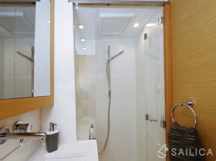 Lagoon 450  Flybridge - Yacht Charter Sailica