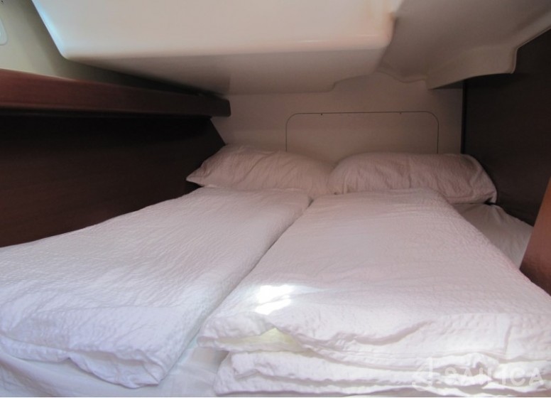 Oceanis 393 Clipper - Yacht Charter Sailica