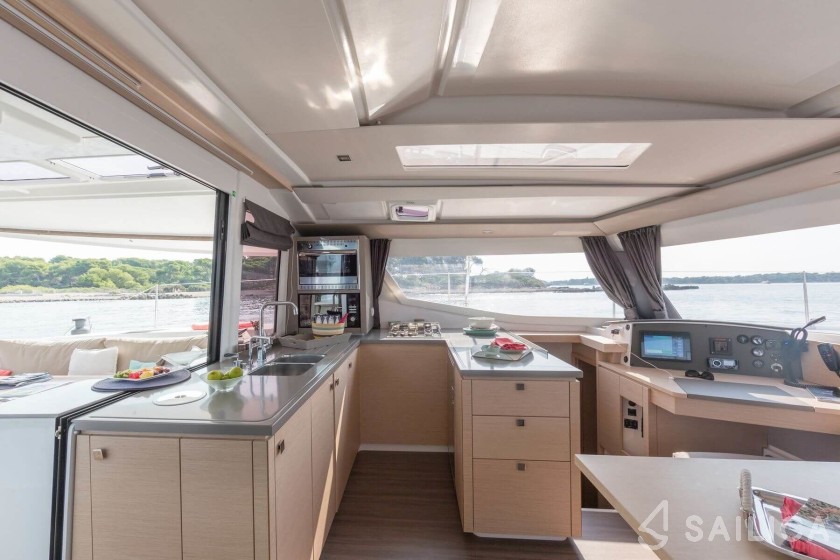 Helia 44 - Yacht Charter Sailica