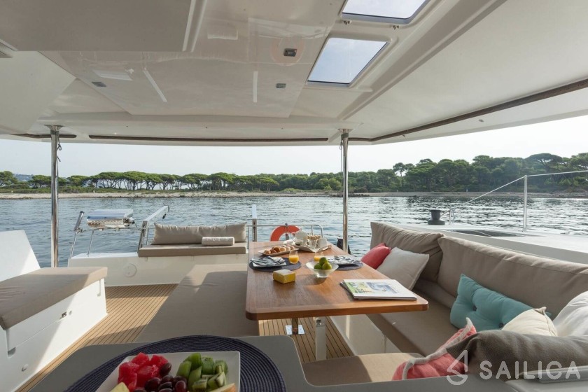 Helia 44 - Yacht Charter Sailica