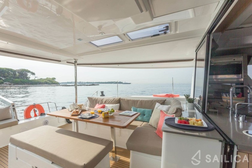 Helia 44 - Yacht Charter Sailica