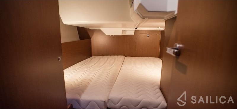 Oceanis 38.1 - Yacht Charter Sailica