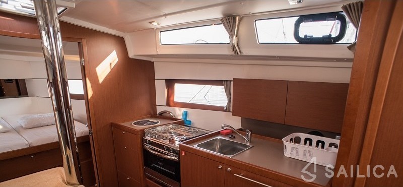 Oceanis 38.1 - Yacht Charter Sailica