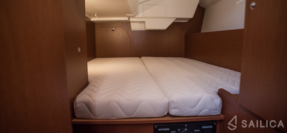 Oceanis 38.1 - Yacht Charter Sailica