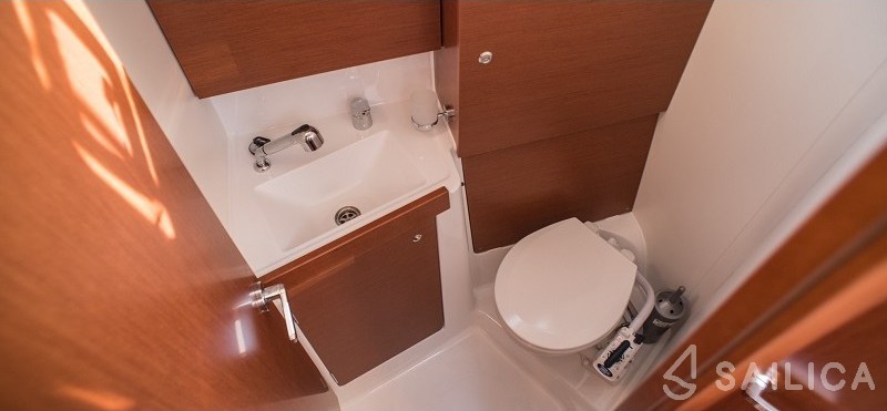 Oceanis 38.1 - Yacht Charter Sailica