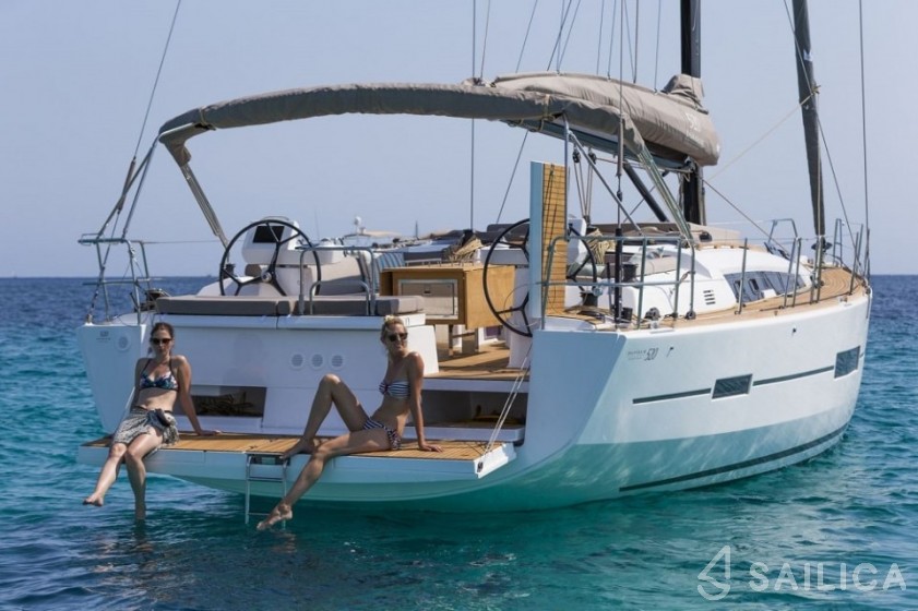 Dufour 520 GL - Yacht Charter Sailica