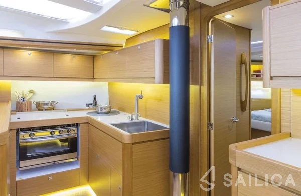 Dufour 520 GL - Yacht Charter Sailica