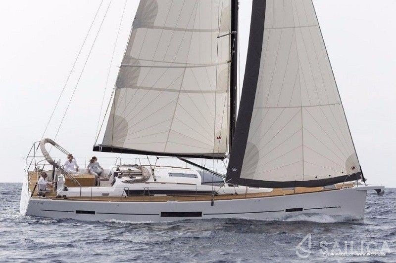 Dufour 520 GL - Yacht Charter Sailica