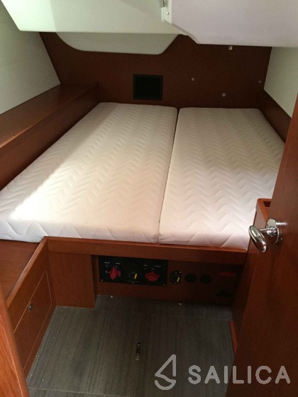 Oceanis 48 - Yacht Charter Sailica