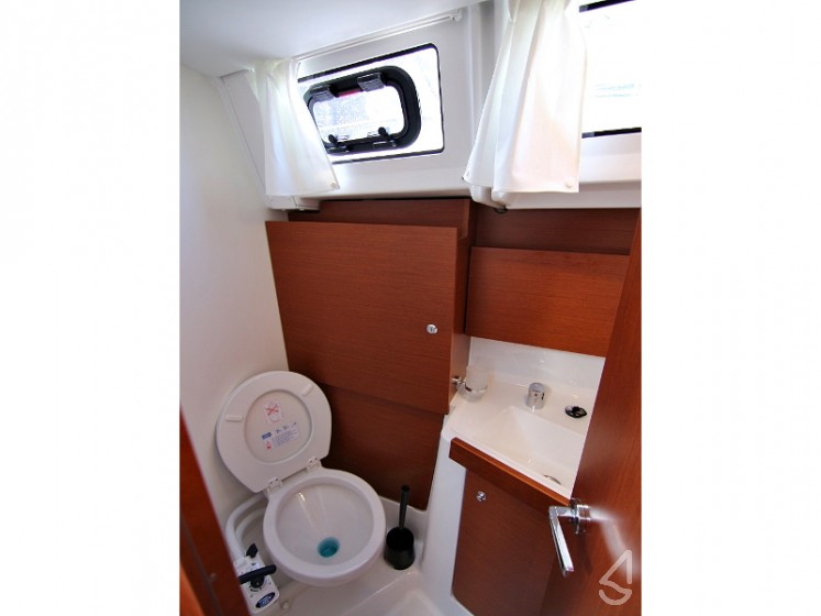 Oceanis 38.1 - Yacht Charter Sailica