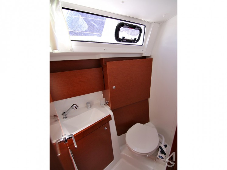 Oceanis 38.1 - Yacht Charter Sailica
