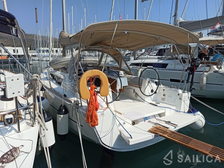Dufour 310 GL - Yacht Charter Sailica