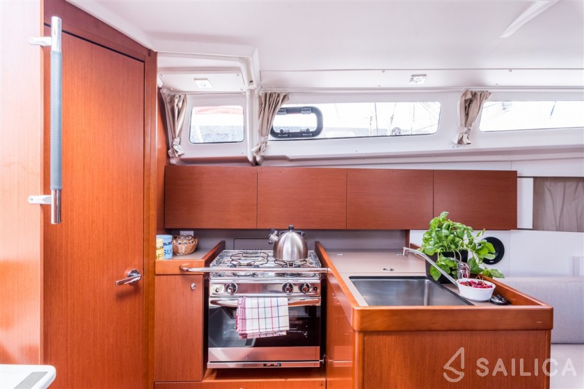 Oceanis 35.1 - Yacht Charter Sailica