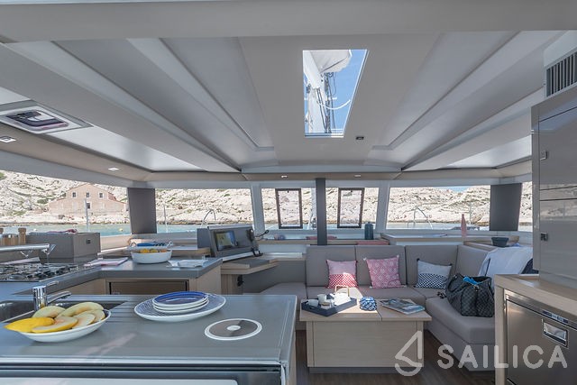 Astréa 42 - Yacht Charter Sailica