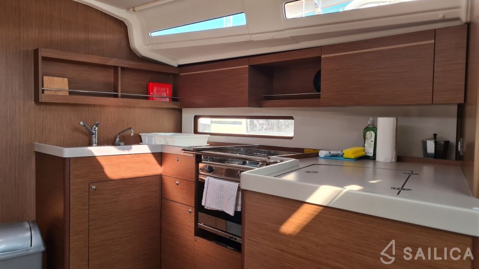 Oceanis 40.1 - Yacht Charter Sailica