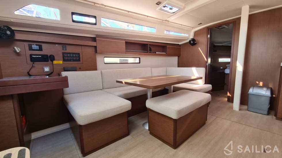 Oceanis 40.1 - Yacht Charter Sailica