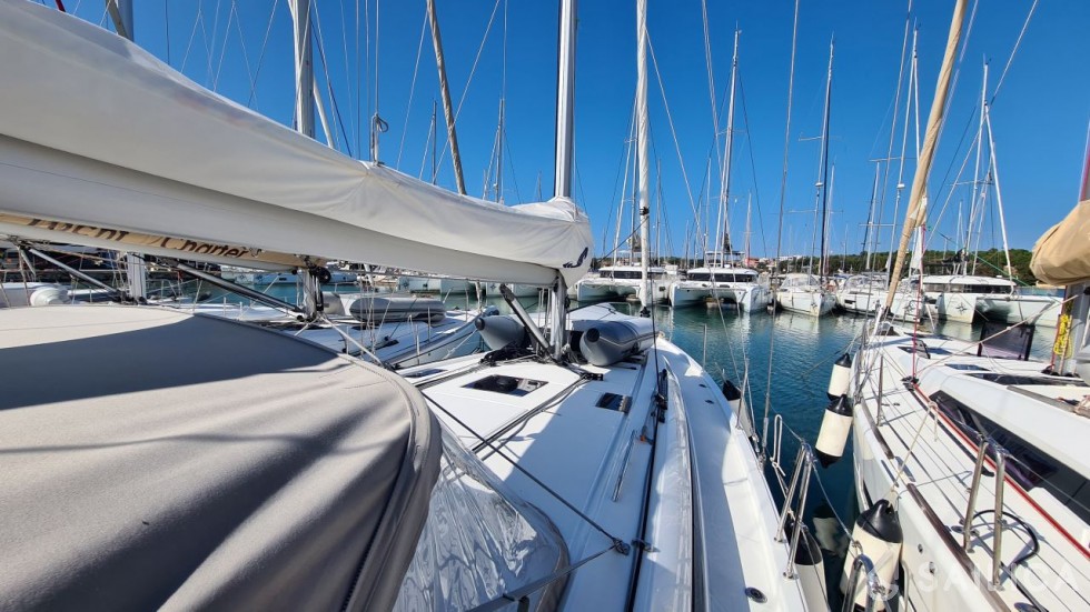 Oceanis 40.1 - Yacht Charter Sailica