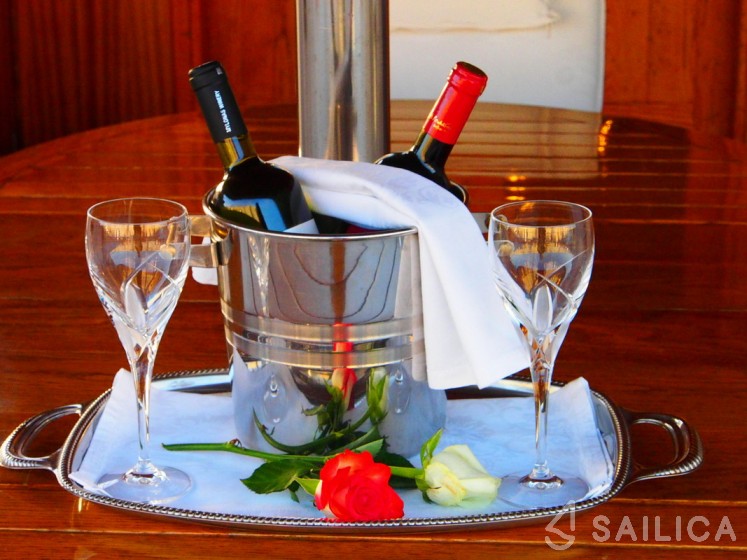 Perama Shipyards 102 - Yacht Charter Sailica