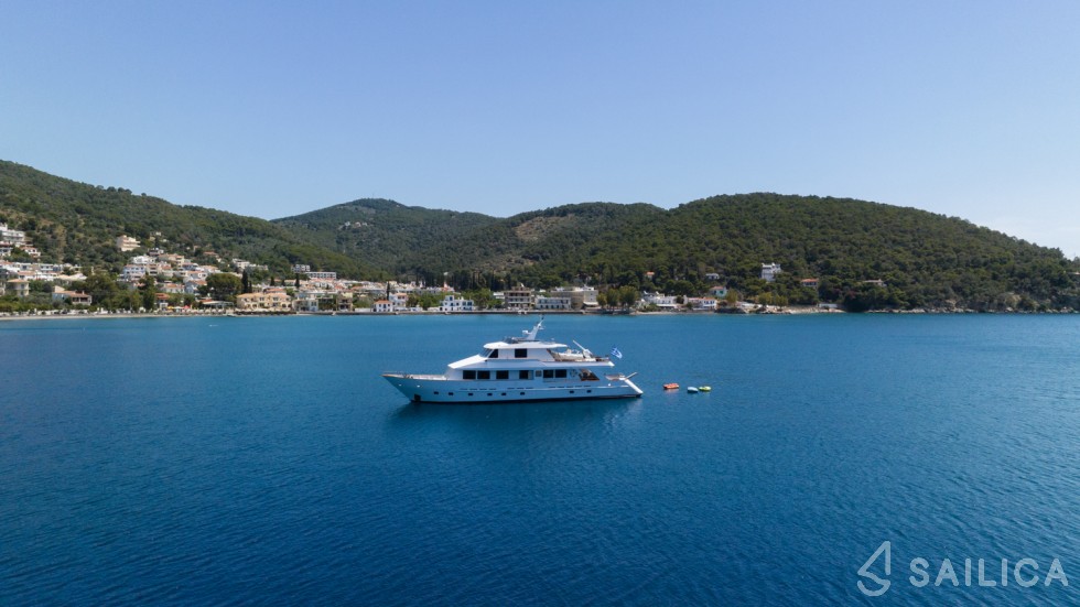 Perama Shipyards 102 - Yacht Charter Sailica