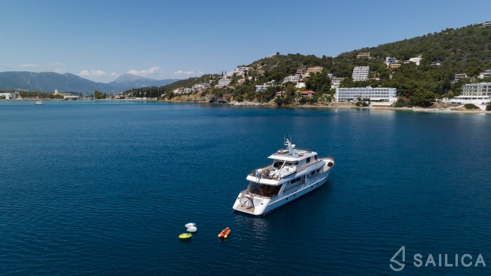 Perama Shipyards 102 - Yacht Charter Sailica