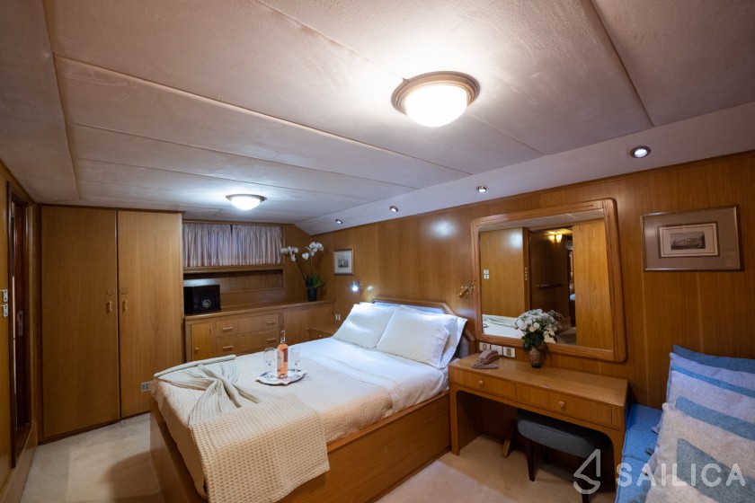 Perama Shipyards 102 - Yacht Charter Sailica