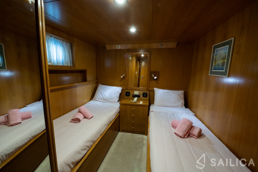 Perama Shipyards 102 - Yacht Charter Sailica