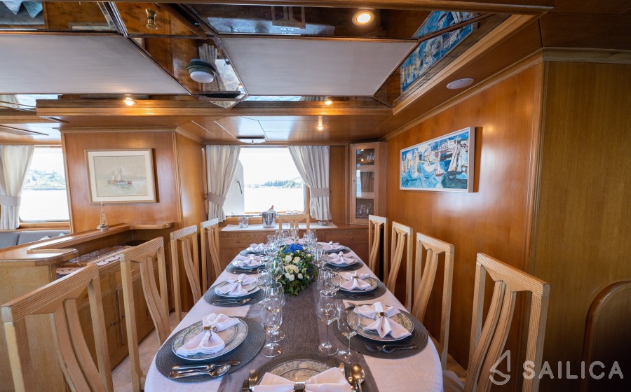 Perama Shipyards 102 - Yacht Charter Sailica