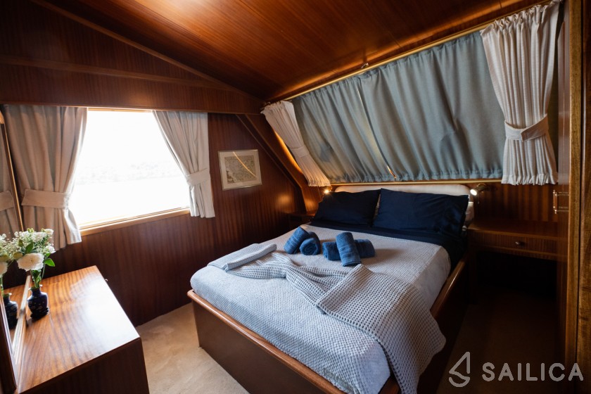 Perama Shipyards 102 - Yacht Charter Sailica