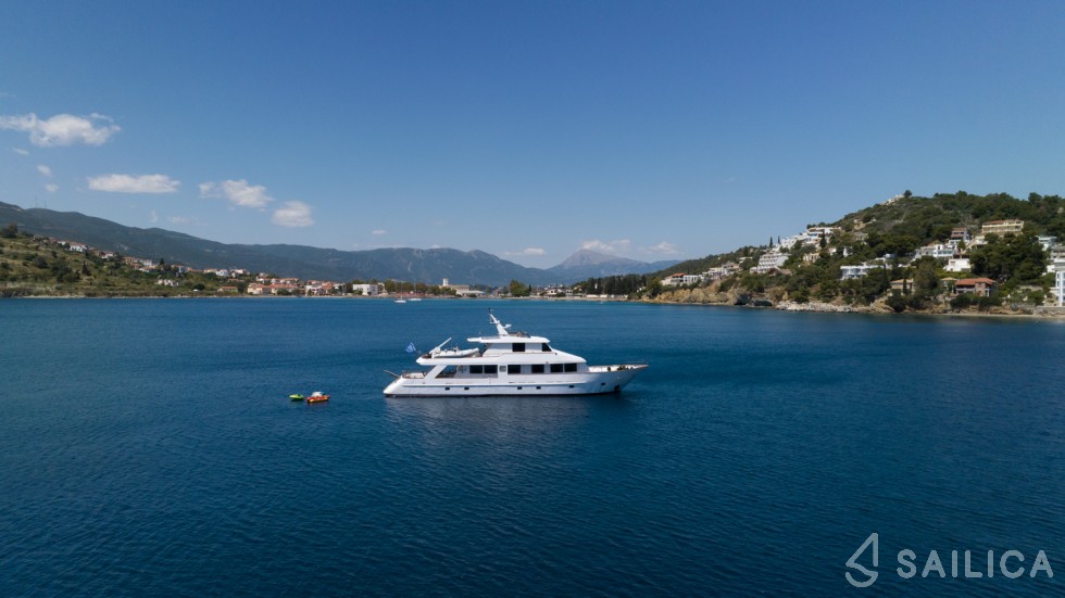 Perama Shipyards 102 - Yacht Charter Sailica