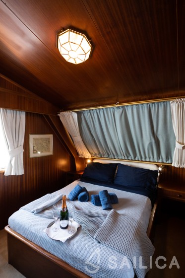 Perama Shipyards 102 - Yacht Charter Sailica