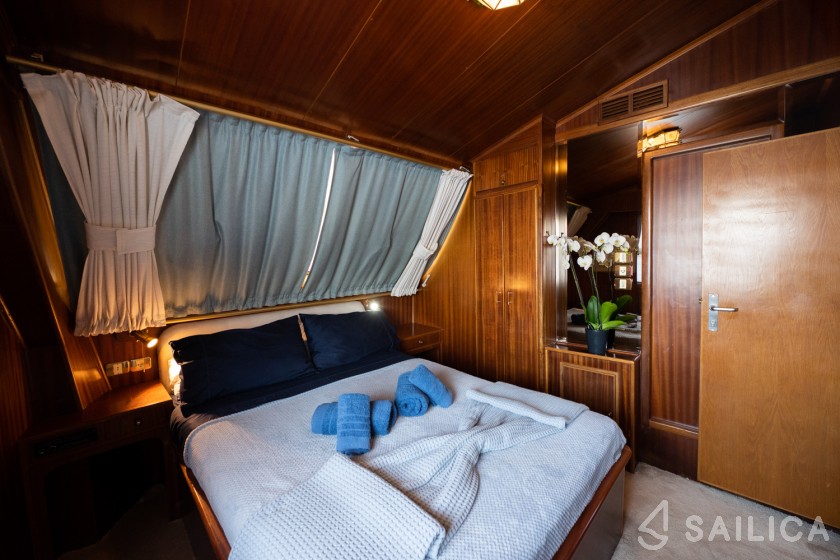 Perama Shipyards 102 - Yacht Charter Sailica
