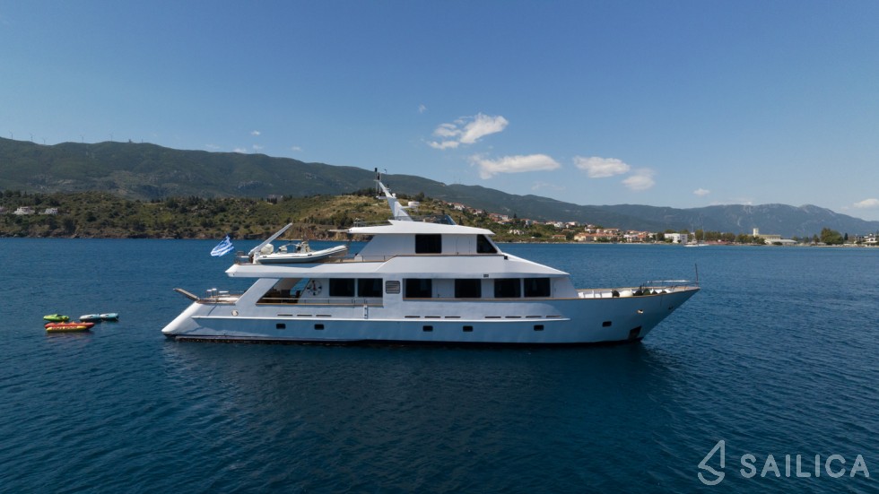 Perama Shipyards 102 - Yacht Charter Sailica