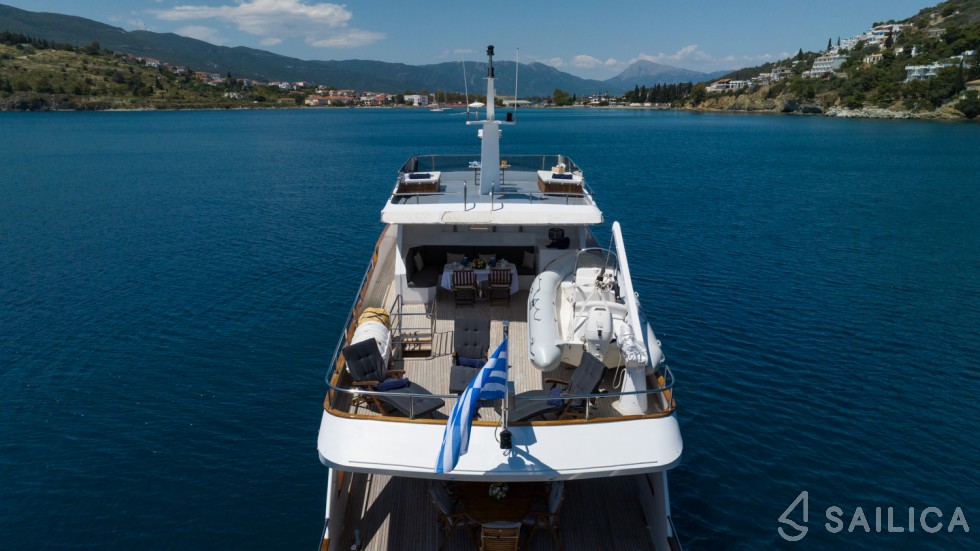 Perama Shipyards 102 - Yacht Charter Sailica