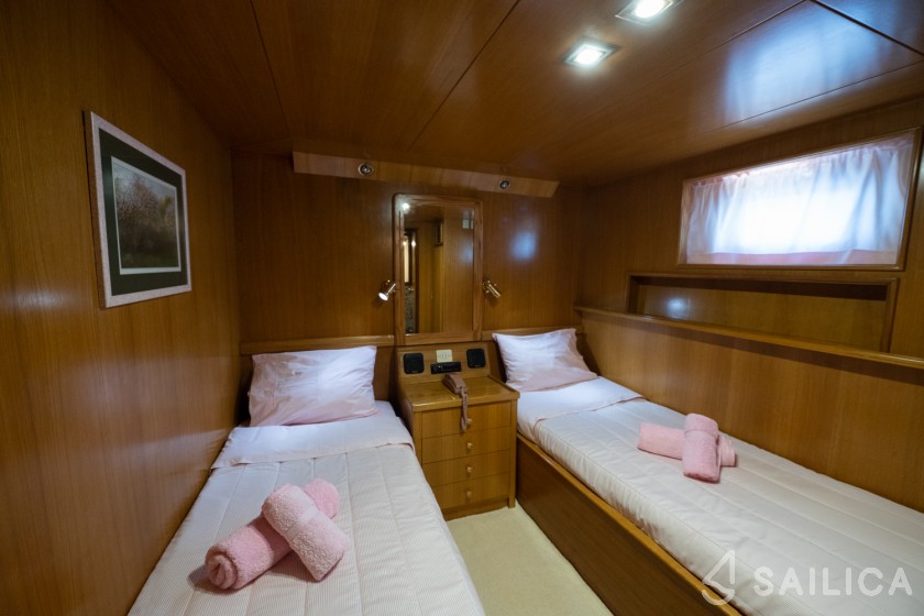 Perama Shipyards 102 - Yacht Charter Sailica