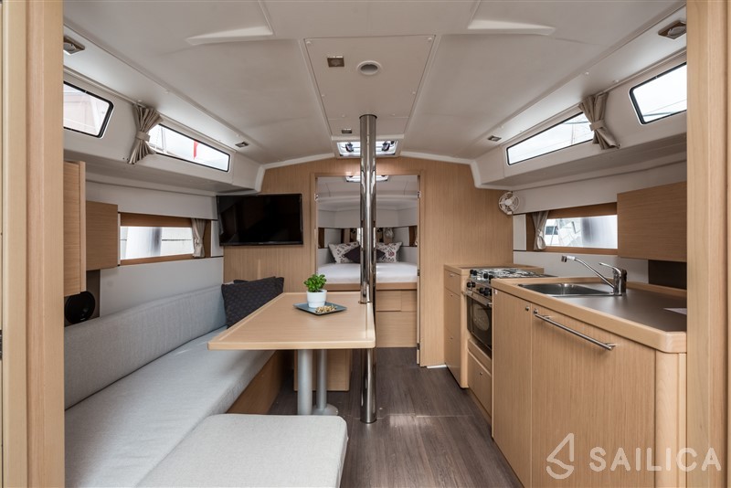 Oceanis 38.1 - Yacht Charter Sailica