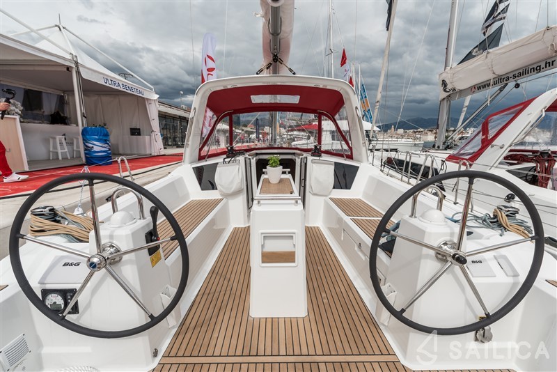 Oceanis 38.1 - Yacht Charter Sailica