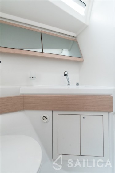 Oceanis 38.1 - Yacht Charter Sailica