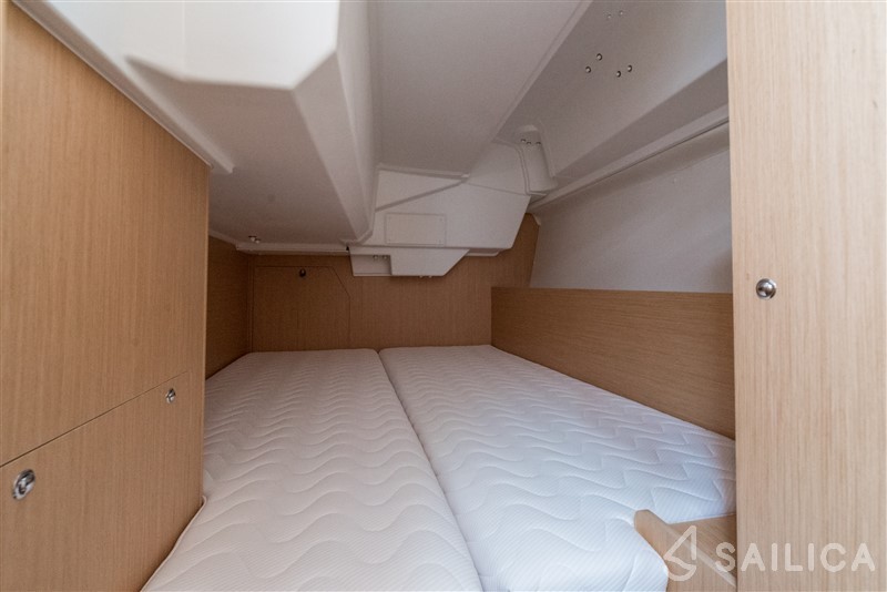 Oceanis 38.1 - Yacht Charter Sailica